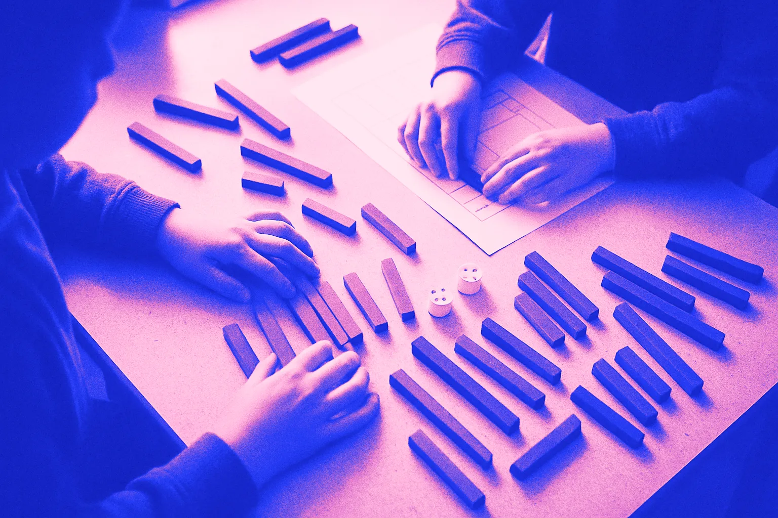 Gyerekkezek fa számolórudakkal és kockákkal dolgoznak